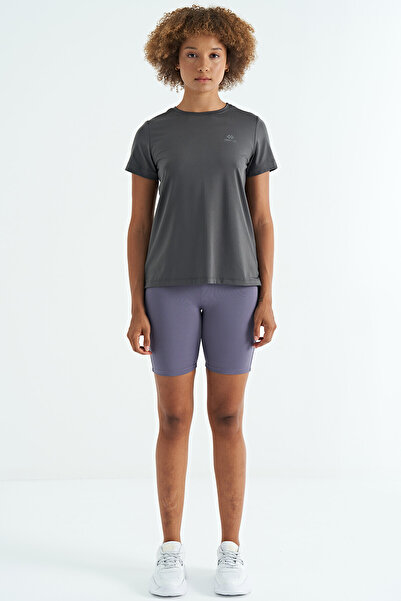 TOMMY LIFE Γυναικείο μπλουζάκι με κοντό μανίκι σε σκούρο γκρι με λεπτομέρεια O λαιμό - 97267