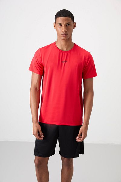TOMMY LIFE Κόκκινο ανδρικό μπλουζάκι με λεπτή ευέλικτη εφαρμογή με αναπνεύσιμη υφή - 88384