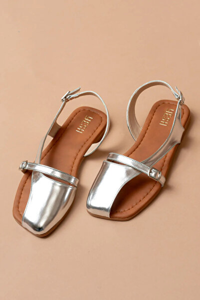 Nexs صندل نسائي فضي مريح مع حزام للكاحل