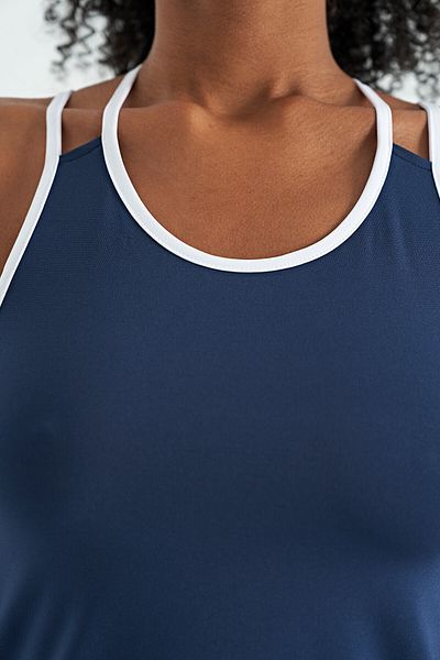 TOMMY LIFE قميص داخلي رياضي نسائي من Indigo - حزام مزدوج وتفاصيل خلفية، مقاس قياسي - 97258