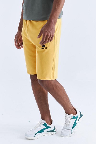 TOMMY LIFE Ανδρικό σορτς με κρυφό φερμουάρ Mustard με κορδόνια στην πλάτη - 81136