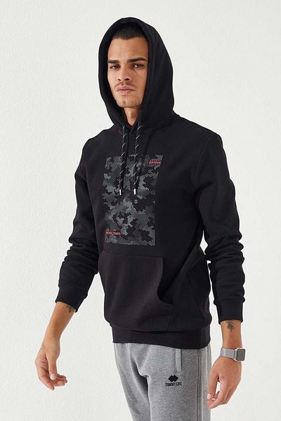 TOMMY LIFE Ανδρικό φούτερ με κουκούλα σε μαύρο μοτίβο παραλλαγής - 87884