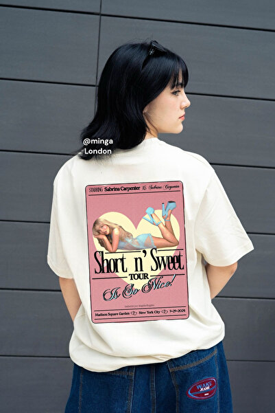 Minga London تي شيرت Sabrina Carpenter Short N' Sweet Tour مطبوع من الأمام/ال...