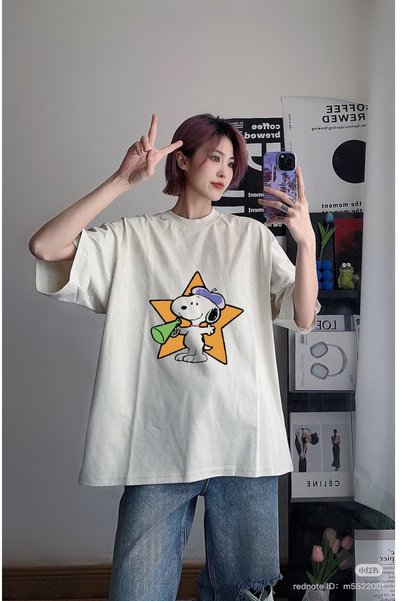 DEEFWEAR تي شيرت Snoppy Since 1950 بتصميم خاص للموسم الجديد مطبوع من الأمام/الخلف باللون البيج -Mingalondon