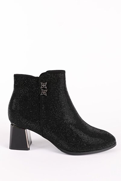 Hayati Arman حذاء نسائي كلاسيكي بتفاصيل حجرية باللون الأسود