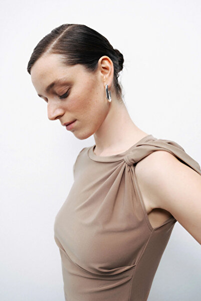 Nocturne Women's Round Neck Slim Fit One Shoulder Open Crop Brown T-Shirt N25Yn15201-Brown