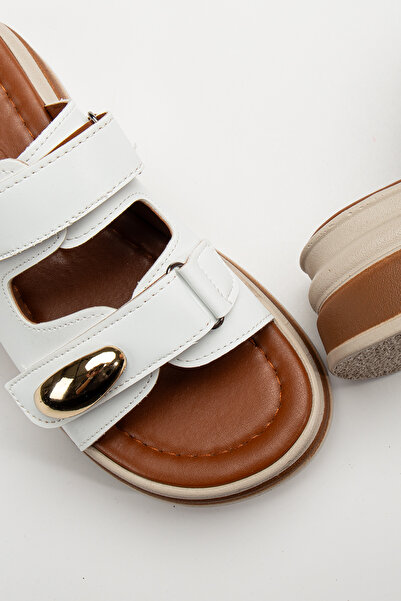 RİSSOLİ Γυναικεία πέδιλα Rissoli με λευκή σφήνα με διπλό λουράκι με αγκράφα