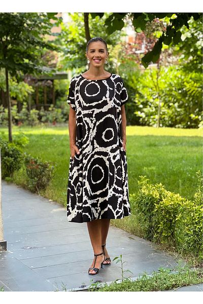Nevin Kaya Moda Rochie neagră cu model deasupra capului