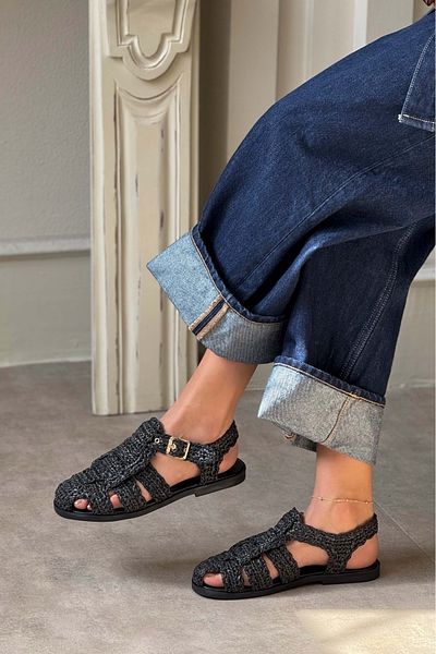 NİŞANTAŞI SHOES Ramona Schwarze Strohgeflecht-Rückengürtel-Detail-Damensandalen mit flacher Sohle
