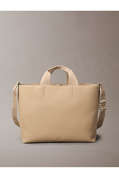 Calvin Klein Kadın Geniş İç Hacimli Fermuarlı İç Bölmeli Çıkarlılabilir ve Ayarlanabilir Omuz Askılı Bej Omuz Çan