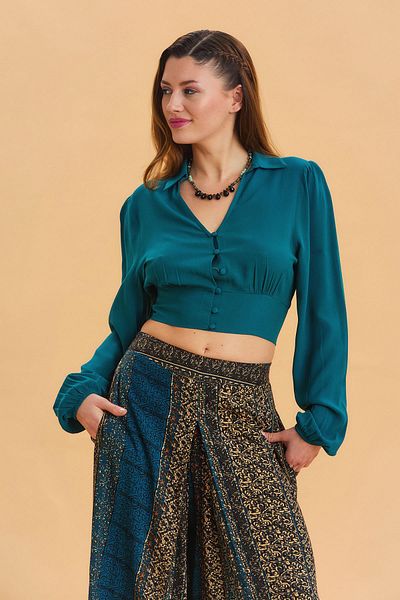 Los banditos Shirt Collar Button Detailed Crop Blouse