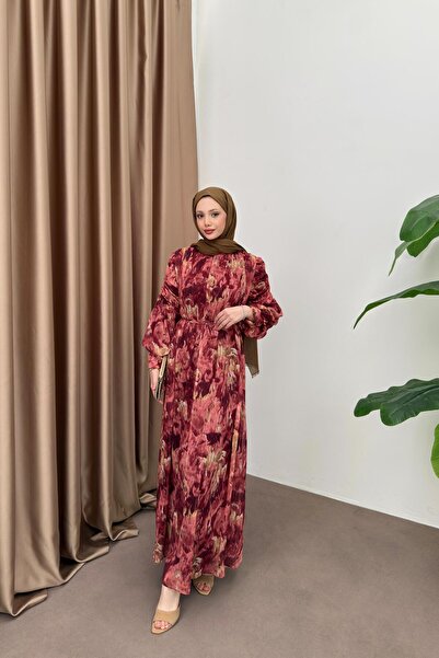 QUQA فستان شيفون منقوش باللون العنابي