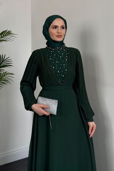 MERVEN AKYÜZ Βραδινό φόρεμα Emerald Barniy με πέτρες στο μπροστινό μέρος