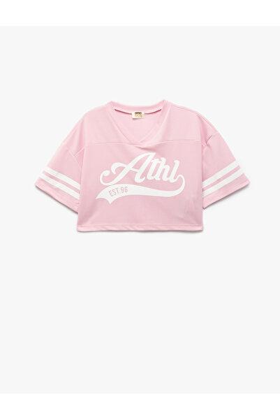 Koton تي شيرت قصير الأكمام برقبة على شكل حرف V ومطبوع عليه كلية كبيرة الحجم