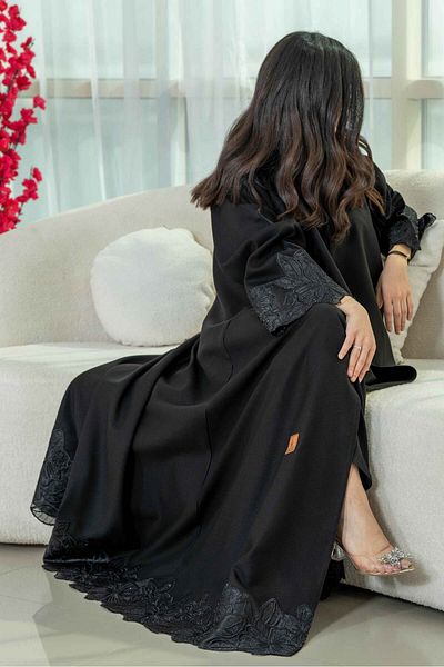 Zahya Abaya عباية كلوش بتطريز مع كرستال على اليد وأسفل العباية