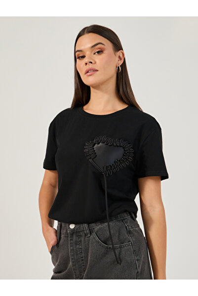 Styli تي شيرت محبوك بأكمام قصيرة ورقبة دائرية مزين بتفاصيل تطريز على شكل قلب