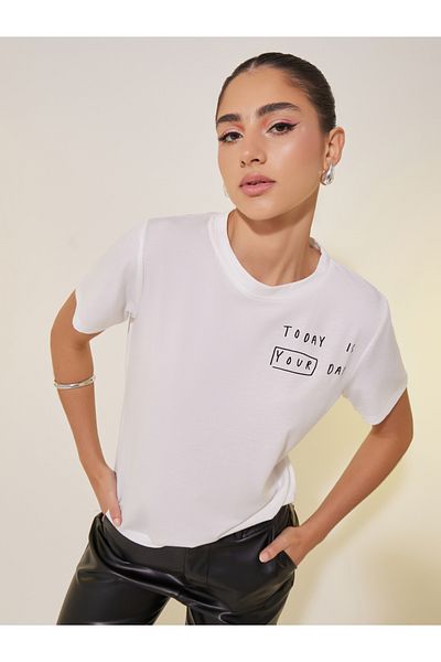 Take Two By Styli تي شيرت بأكمام قصيرة ورقبة دائرية وطبعة شعار