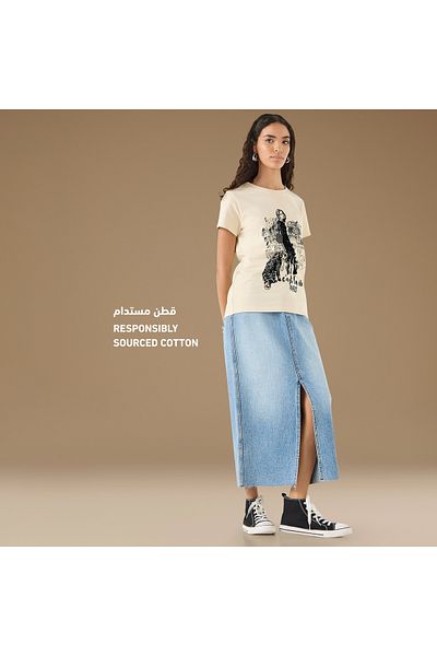 FAV تي شيرت بطبعة جرافيكية مع رقبة دائرية وأكمام قصيرة
