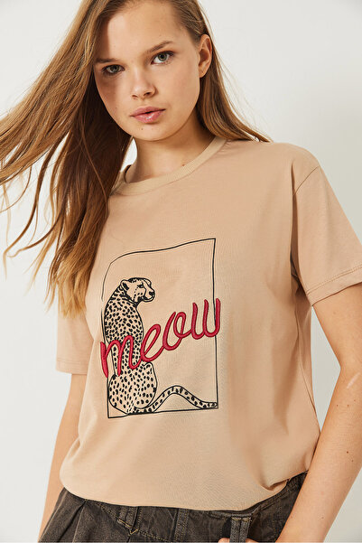 Bianco Lucci Γυναικείο κοντομάνικο μπλουζάκι με λεοπάρ στάμπα με λεπτομέρεια κεντήματος 60602018