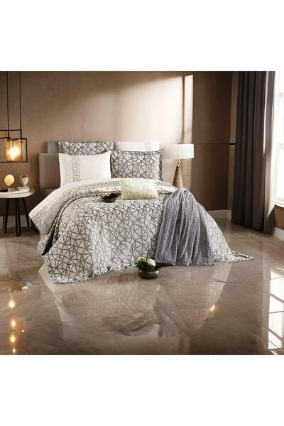 Güzide Eliz Mink Dowry Set on the Hand