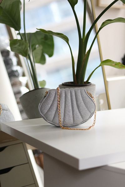 Moom Bag Geantă de umăr de mână cu lanț de stridii argintii argintii pentru femei