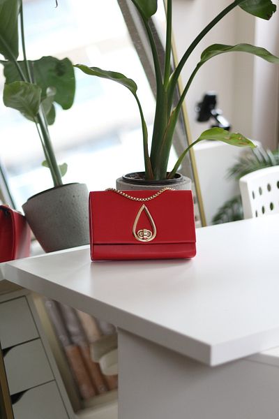 Moom Bag Дамска чанта за през рамо с червен капак