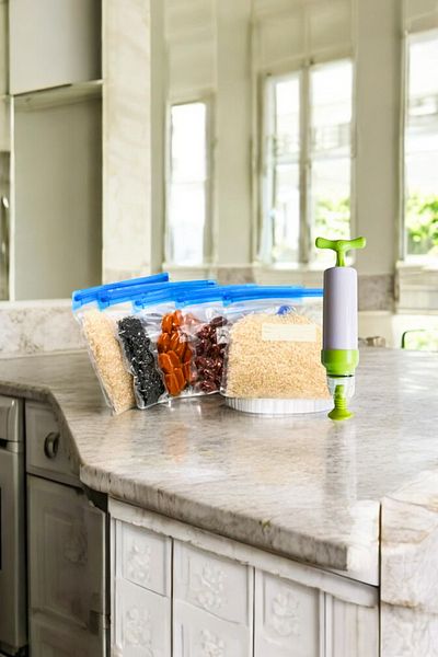 Vekorr Vacuum Food Storage Bag and Pump Set Freshness Preservation Apparatus