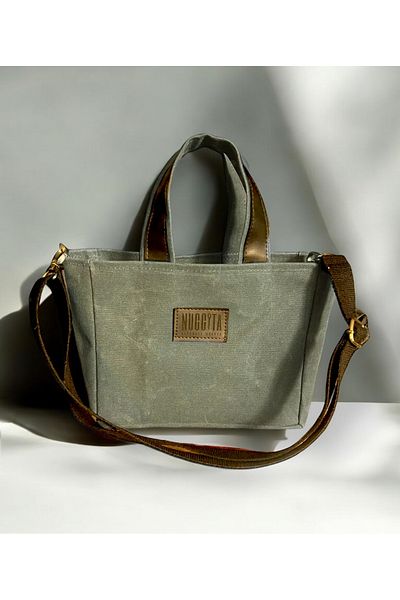 Nuggita Τσάντα χειρός Mini Size Magnetic Waxed Canvas Khaki Color / Cross Strap (καφέ δερμάτινη λεπτομέρεια)