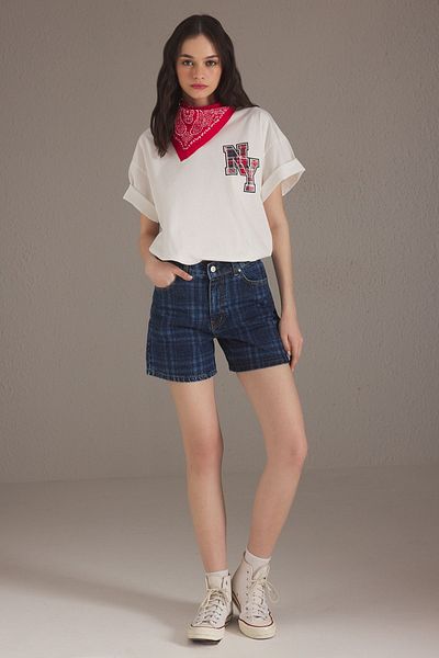 Trendyol Collection Blau kariert gemusterte City Boy-Jeansshorts mit normaler Taille TWOSS25SR00142