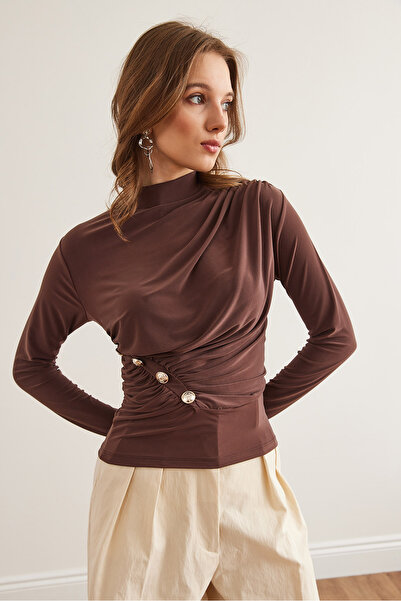 Olalook Γυναικεία καφέ ντραπέ με λεπτομέρεια με κουμπιά στη μέση, άμμο μπλούζα BLZ- 19002879