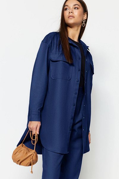 Trendyol Modest Marineblauer Webanzug mit Taschendetail, Druckknopfverschluss, Hemd und Hose TCTAW22US0013