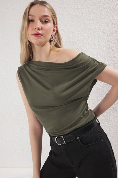 Trendyol Collection Μπλούζα με ασύμμετρη λαιμόκοψη με βιώσιμο Modal Fluid Fabric - Khaki More