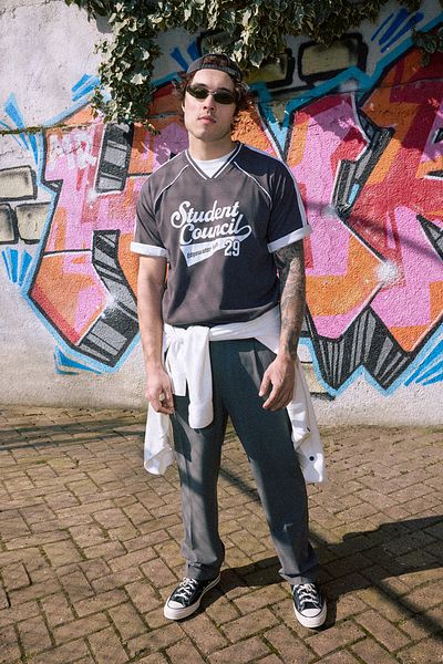 Trendyol Collection Βαμβακερό μπλουζάκι Anthracite College με φαρδιά κοπή - TMNSS25TS00096
