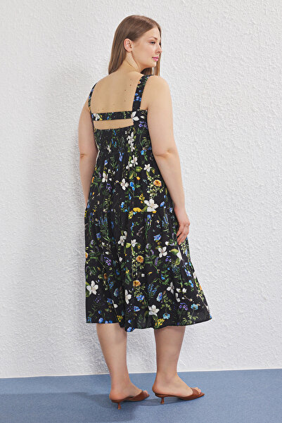 Trendyol Curve Čierny kvetinový remienok Midi letné tkané šaty nadmernej veľkosti TBBSS25AH00104