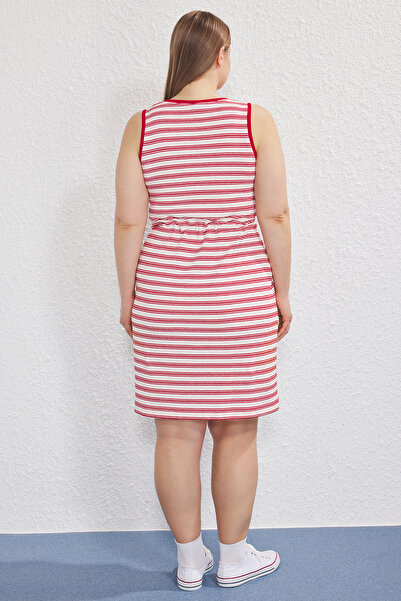 Trendyol Curve Rotes, gewickeltes, gestricktes Kleid in Übergröße