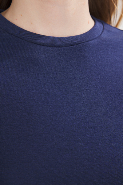 Kolekcia Trendyol Námornícka modrá Ribana Fitted/Pružné pletené tričko sediace na tele TWOSS25TS00186