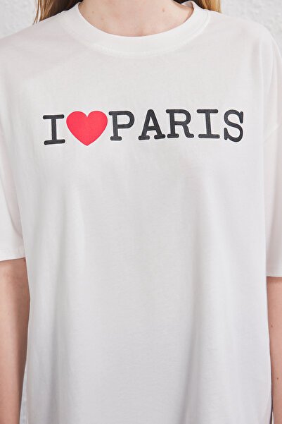 Trendyol Collection Ecru Slogan gedruckt Oversised/Weit geschnitten gestricktes T-Shirt TWOSS25TS00184