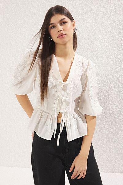 Trendyol Collection Ecrufarbenes, gewebtes Hemd mit V-Ausschnitt und Stickerei vorne und Bindedetail TWOSS25GO00018