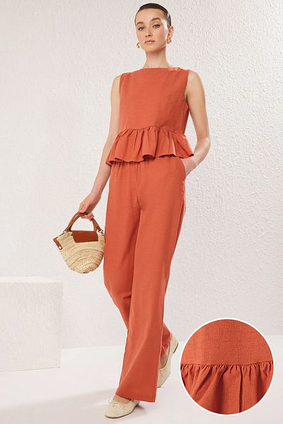 Trendyol Collection Ziegelfarbenes Rüschenblusen- und Hosen-Set mit Rundhalsausschnitt – TWOSS25AU00081