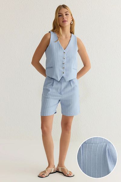 Trendyol Collection Hellblaue Weste mit V-Ausschnitt und Shorts mit Taschen, gewebtes Oberteil-Set TWOSS25AU00031