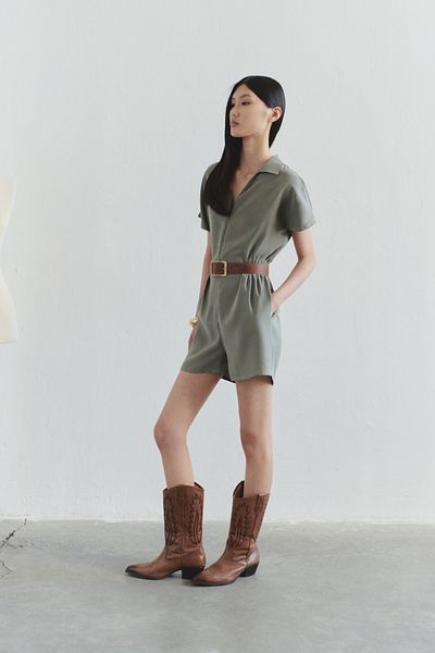 Trendyol Collection Limited Edition Khaki Beli Elastischer Reißverschluss Detaillierter Modal-Mini-Overall TWOSS25TU00026