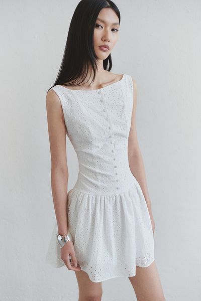 Trendyol Collection Περιορισμένης έκδοσης Λευκή φούστα με κουμπιά στη μέση Λεπτομέρεια Brode Μίνι υφαντό φόρεμα TWOSS25EL00521