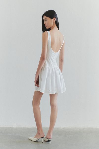 Trendyol Collection Περιορισμένης έκδοσης Λευκή φούστα με κουμπιά στη μέση Λεπτομέρεια Brode Μίνι υφαντό φόρεμα TWOSS25EL00521