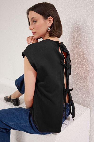 Trendyol Collection Schwarzes T-Shirt aus 100 % Baumwolle mit Rundhalsausschnitt – Mondärmel mit Bindedetail – TWOSS25TS00156