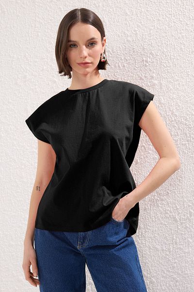 Trendyol Collection Schwarzes T-Shirt aus 100 % Baumwolle mit Rundhalsausschnitt – Mondärmel mit Bindedetail – TWOSS25TS00156