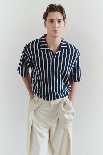 Trendyol Collection Marineblaues T-Shirt in limitierter Auflage mit gestreiftem Strick-Look und Polokragen TMNSS25PO00011