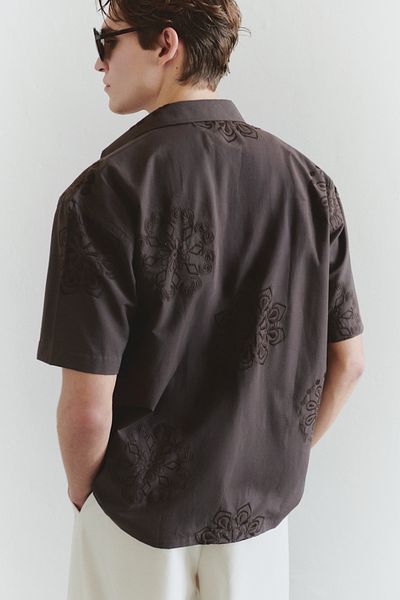 Trendyol Collection Πουκάμισο με κέντημα καφέ κανονικής εφαρμογής περιορισμένης έκδοσης TMNSS25GO00039