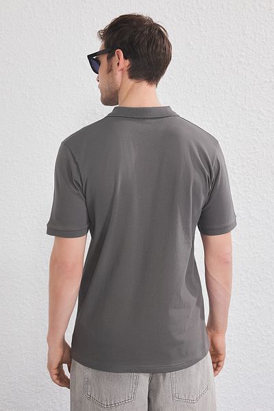 Trendyol Collection Geräuchertes, reguläres, besticktes T-Shirt mit Polokragen TMNSS25PO00046