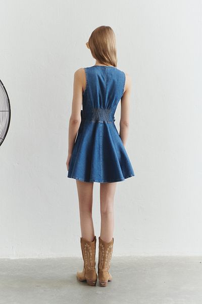 Trendyol Collection Mini džínové šaty s řemínkem - Detail modré růže, limitovaná edice TWOSS25EL00593