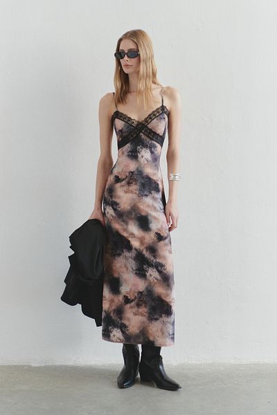Trendyol Collection Περιορισμένης έκδοσης καφέ δαντέλα με αφηρημένο σχέδιο Maxi υφαντό φόρεμα TWOSS25EL00523